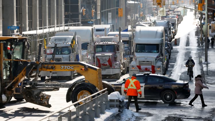 Canadian truckers protest latest vaccine mandate by blocking roads, creating chaos in Ottawa