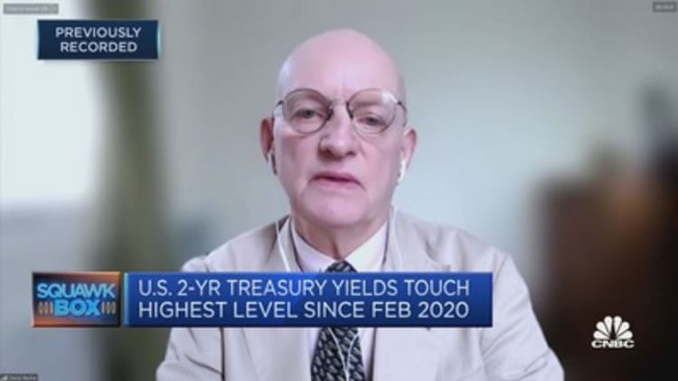 Veteran strategist David Roche on bonds: 'Short the whole lot of them'