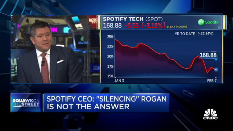 Spotify CEO Daniel Ek apologizes to employees for Joe Rogan controversy