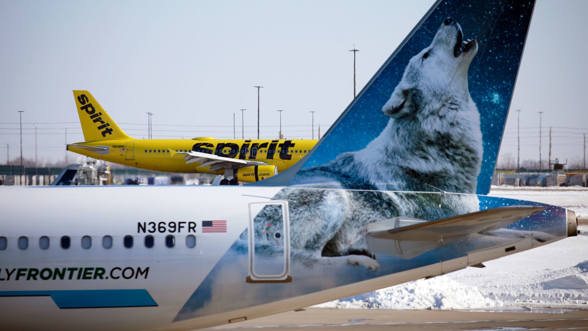 Another vote delay leaves Spirit’s merger with Frontier in question while JetBlue circles