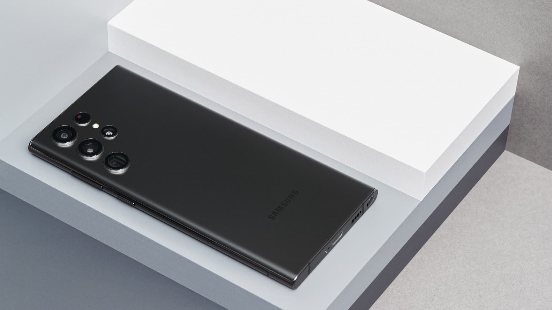 The Samsung Galaxy S22 Ultra.