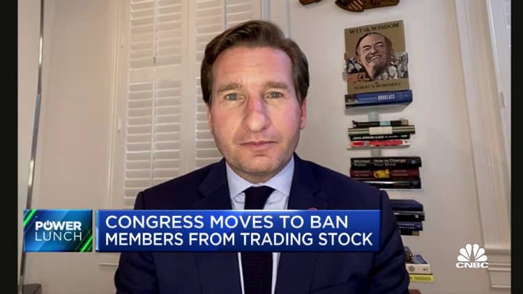 Congress moves to ban members from trading stocks