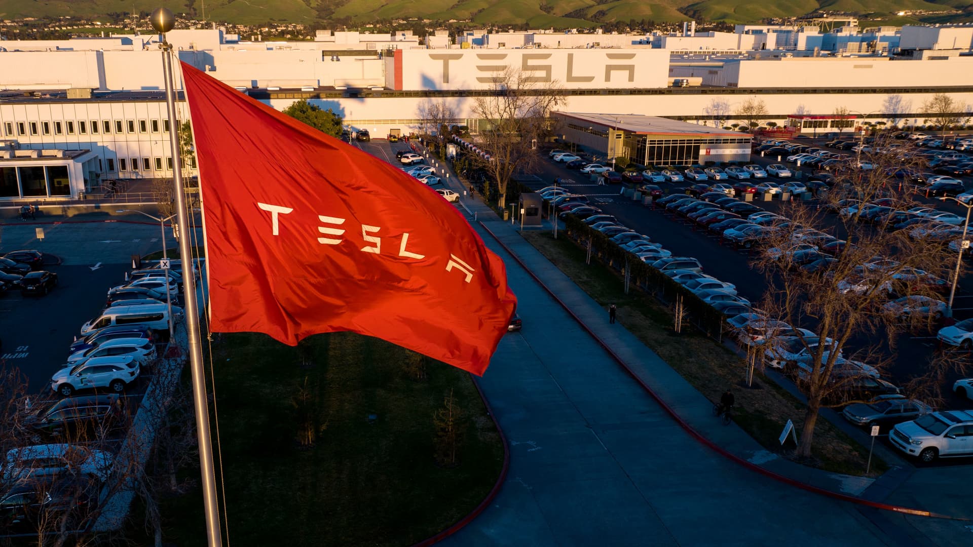 Tesla ban on pro-union shirts violated workers’ rights: NLRB