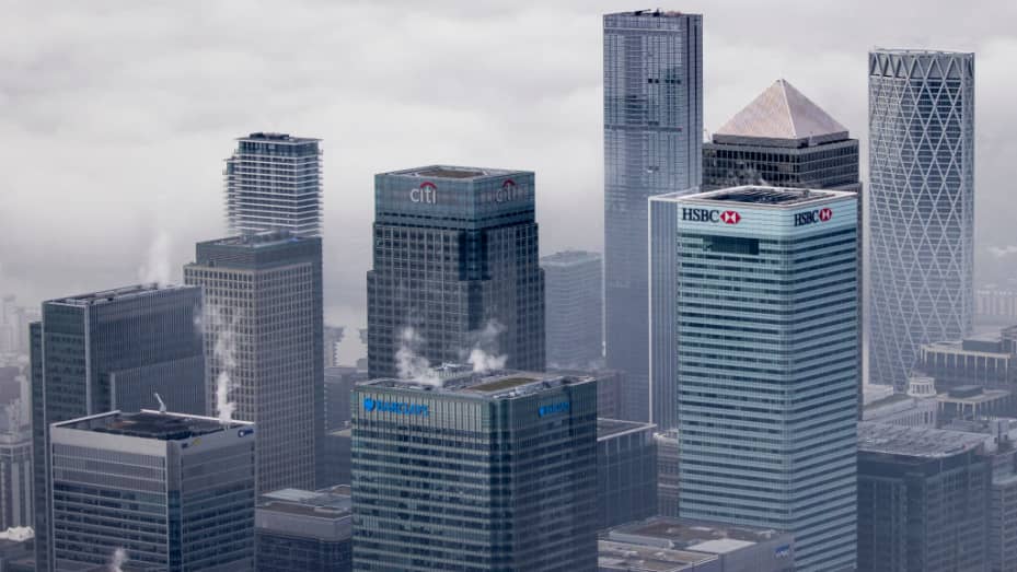 La niebla cubre el distrito comercial de Canary Wharf, incluidas las instituciones financieras mundiales Citigroup Inc., State Street Corp., Barclays Plc, HSBC Holdings Plc y el bloque de oficinas comerciales No. 1 Canada Square, en Isle of Dogs el 5 de noviembre de 2020 en Londres. Inglaterra.