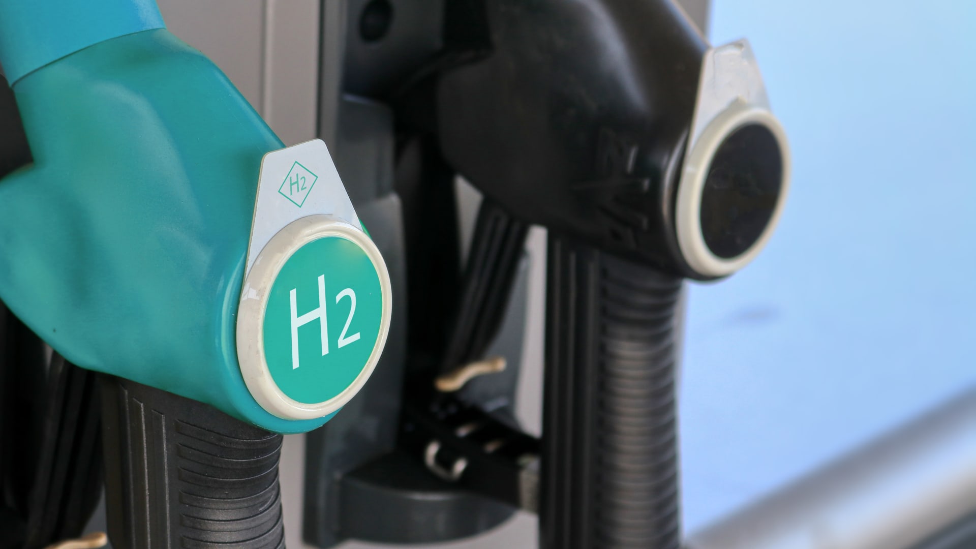Goldman predicts clean hydrogen will be a  trillion market. Here’s how to play it.