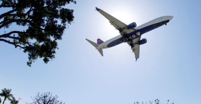 Delta says Hollywood, auto strikes are denting business travel