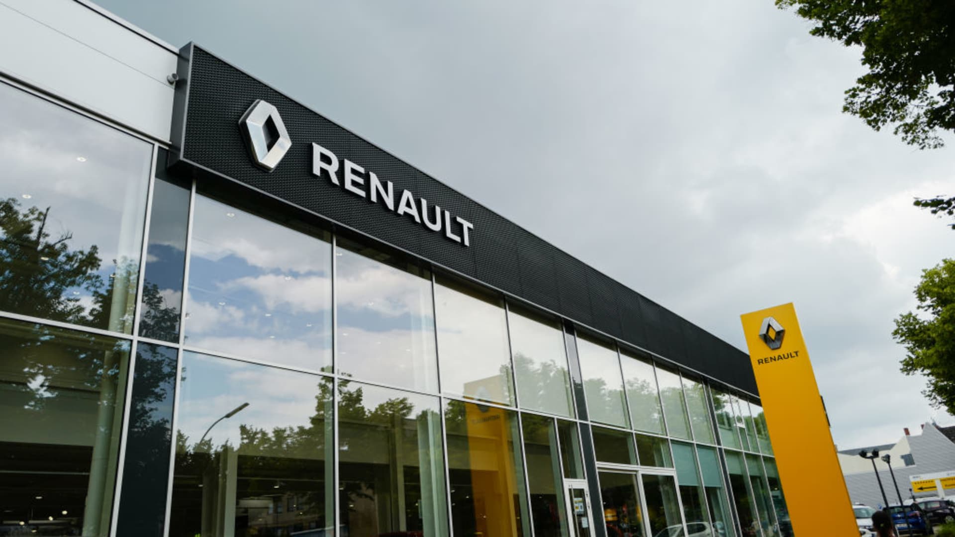 Renault shares pop as carmaker plans dividend hike