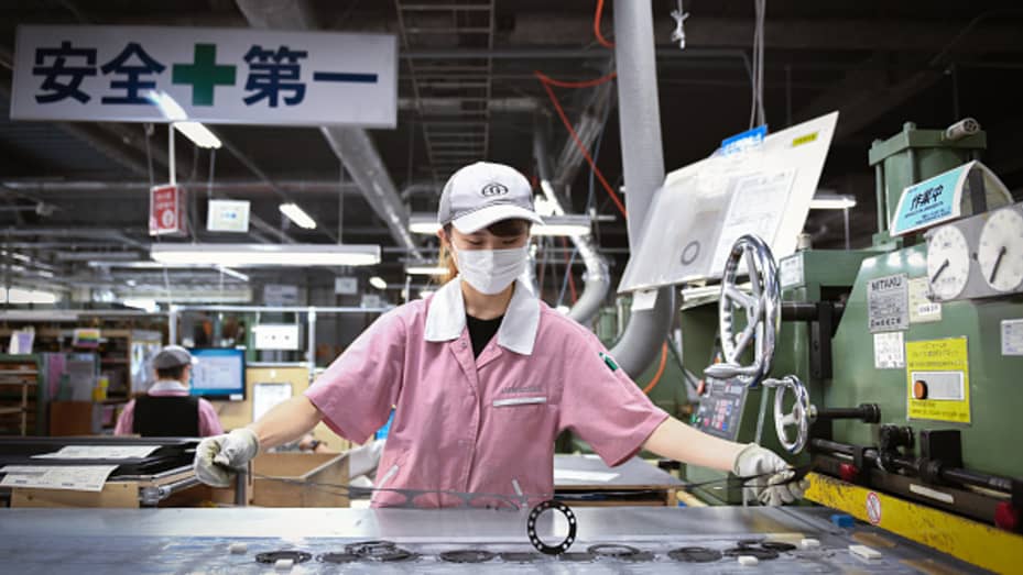 Un empleado revisa las juntas después de procesarlas en una prensa automática en la fábrica de Hamamatsu Gasket Co. en Hamamatsu, prefectura de Shizuoka, Japón, el miércoles 6 de octubre de 2021.