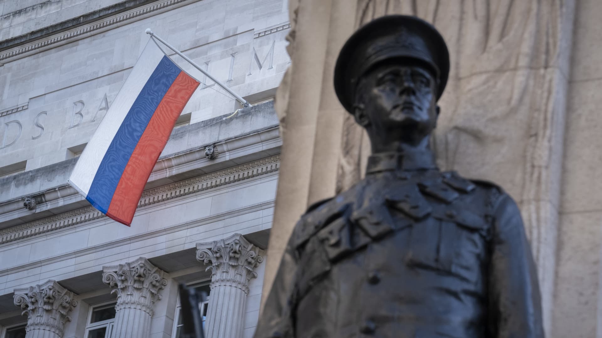 The Russian flag hangs from Russian Federation and Russian investment Bank VTB Capital, above the war memorial to WW1 British war dead.