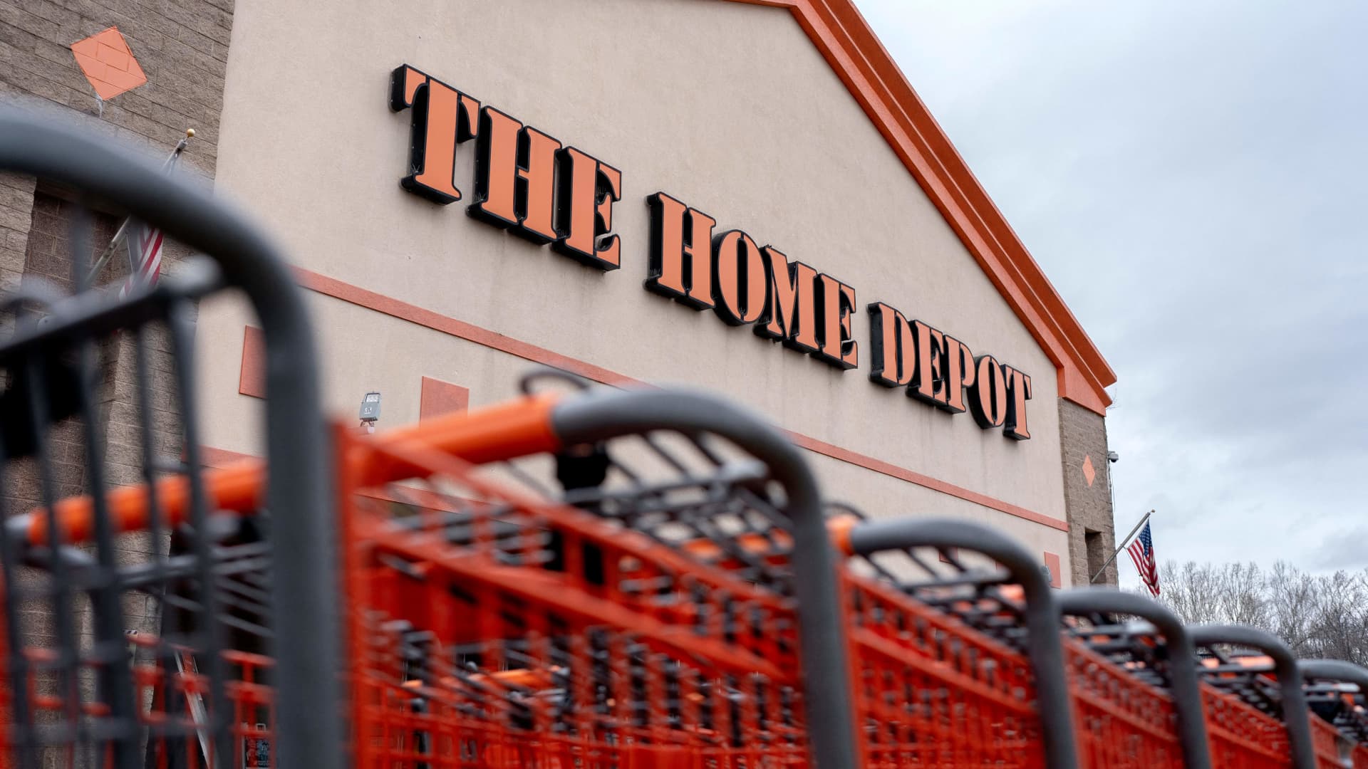 Home Depot and Lowe’s are booming in a housing market bust