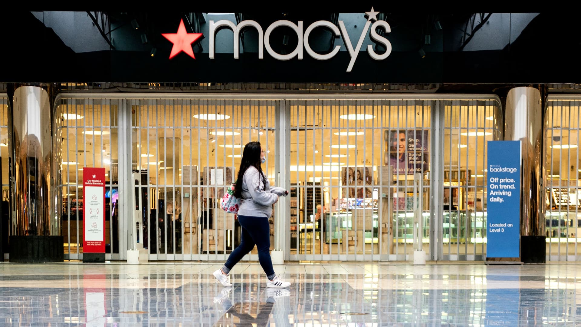 Macy’s stock surges as company raises 2022 profit outlook despite uncertain reta..