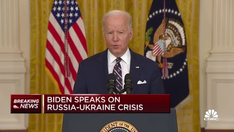 Pres. Biden announces range of sanctions and says more are on the table, depending on Putin's actions