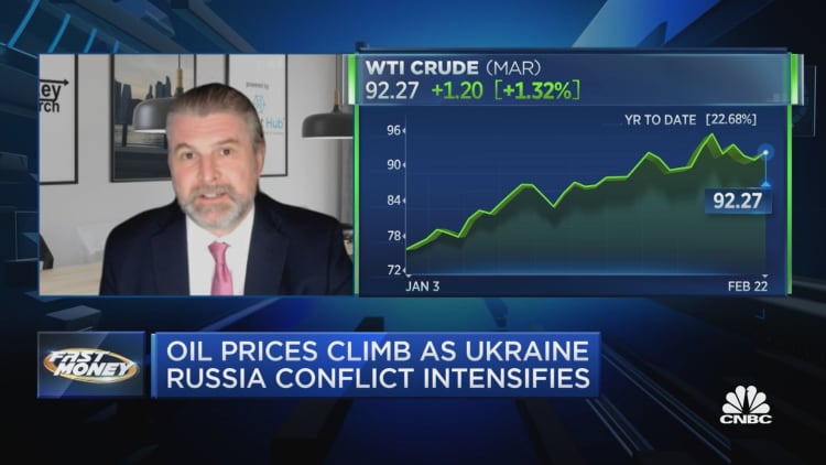 Energy analyst says short oil amid Ukraine-Russian tensions