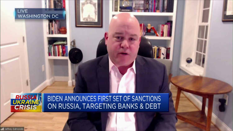 Russia is 'pretty optimistic' that it can survive sanctions over Ukraine crisis, says analyst