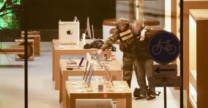 Hostage taker in Amsterdam Apple store had explosives, police say