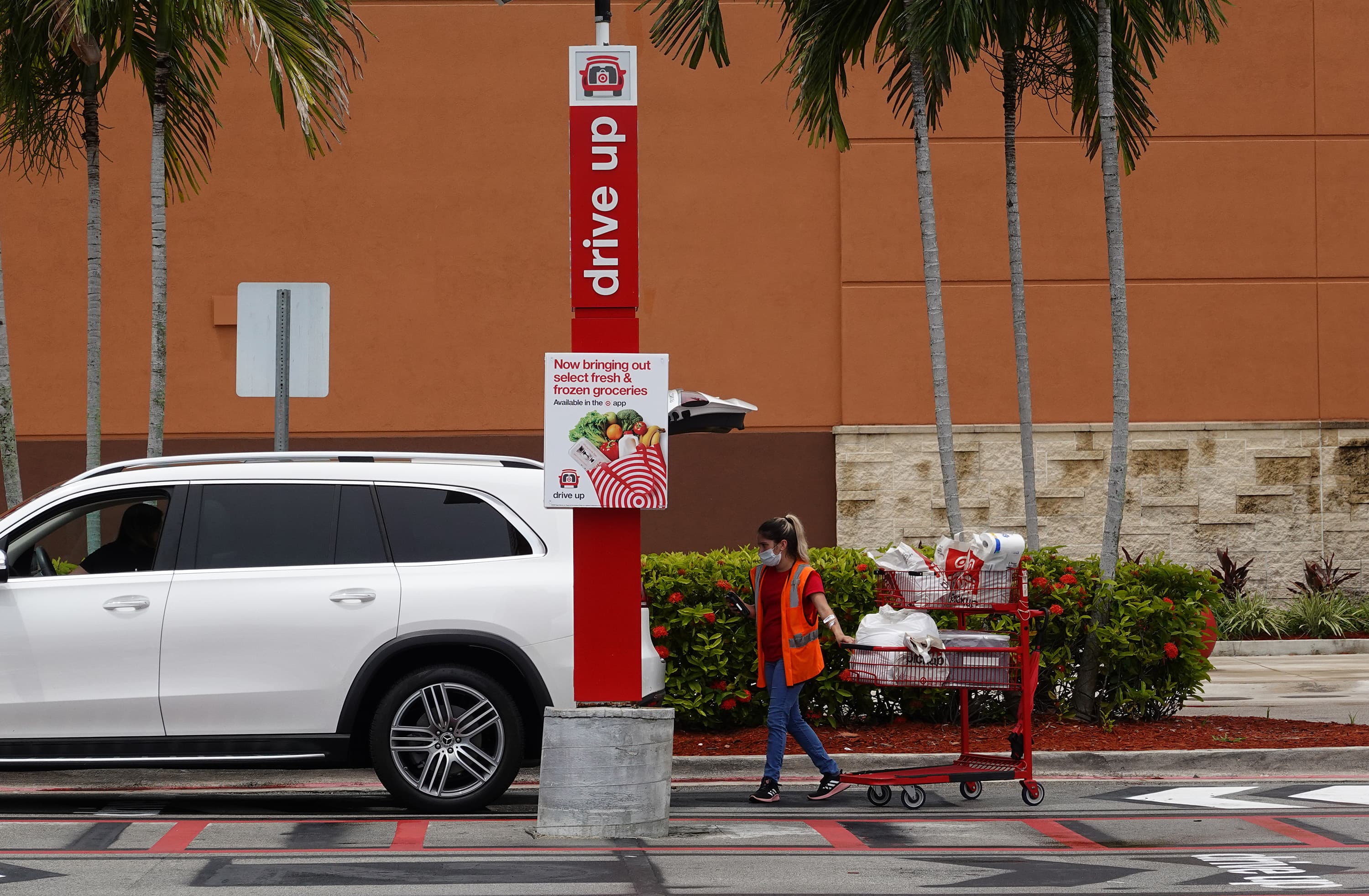 Target to test Starbucks order pickup returns from the parking lot – CNBC