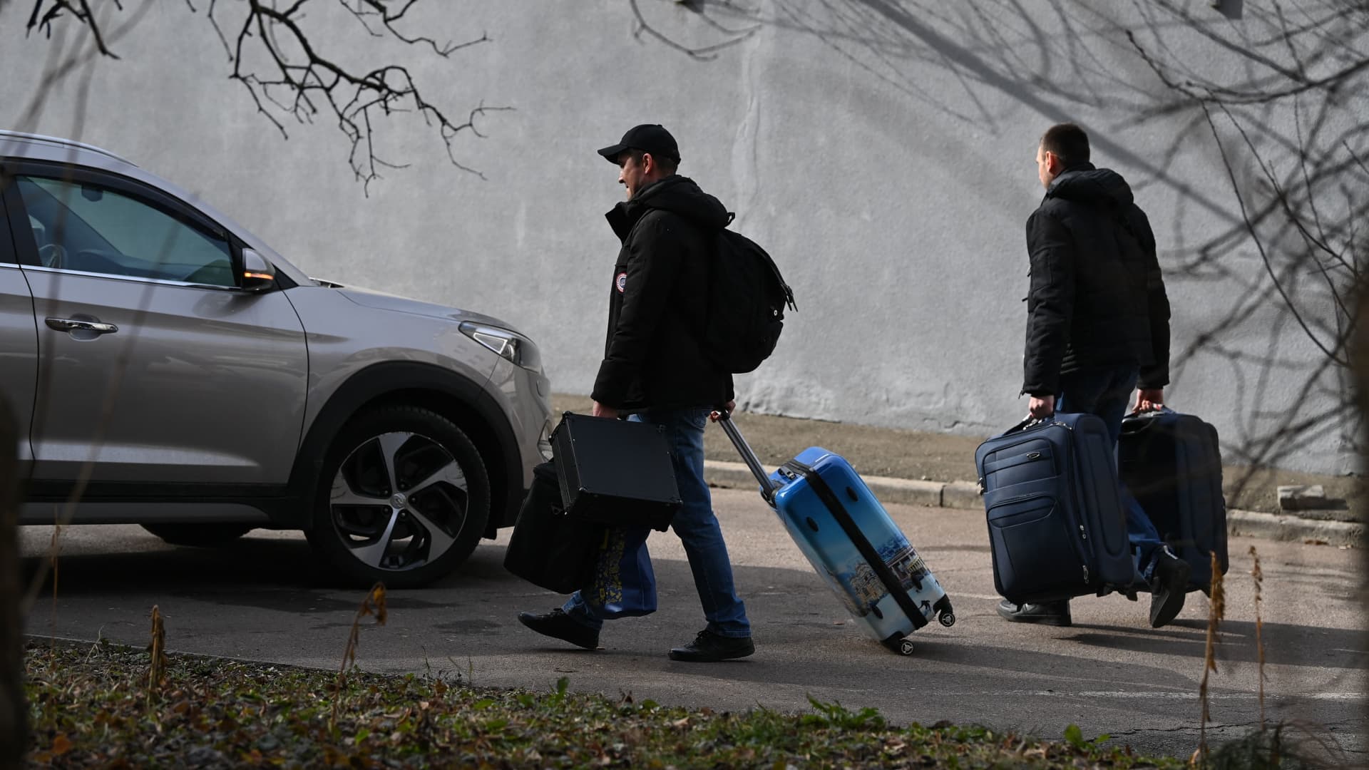 Workers leave the Russian Embassy in Kyiv with their materials, on February 23, 2022.