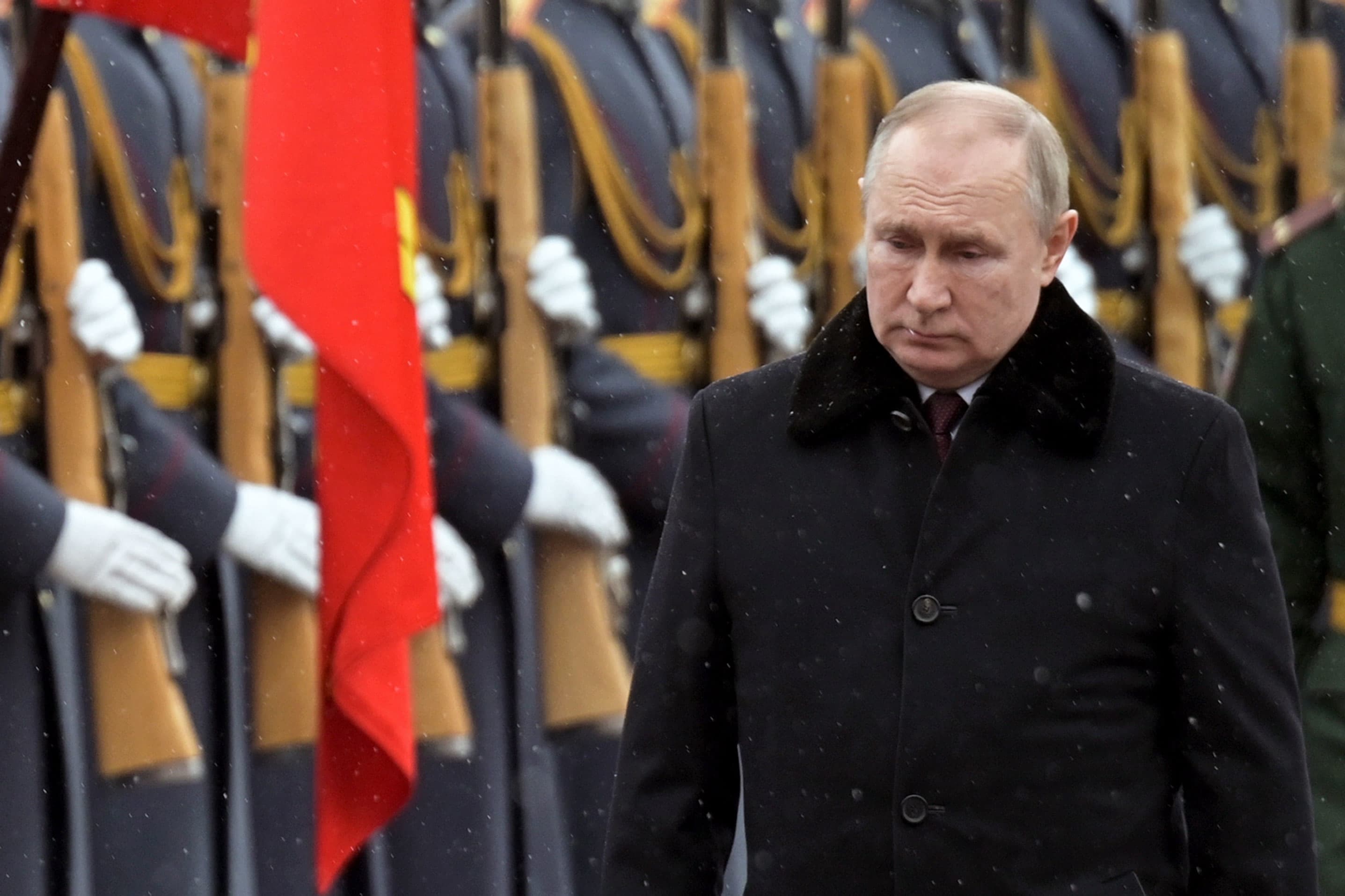 Russia chess legend Garry Kasparov tweets ways to break Putin's “war  machine”