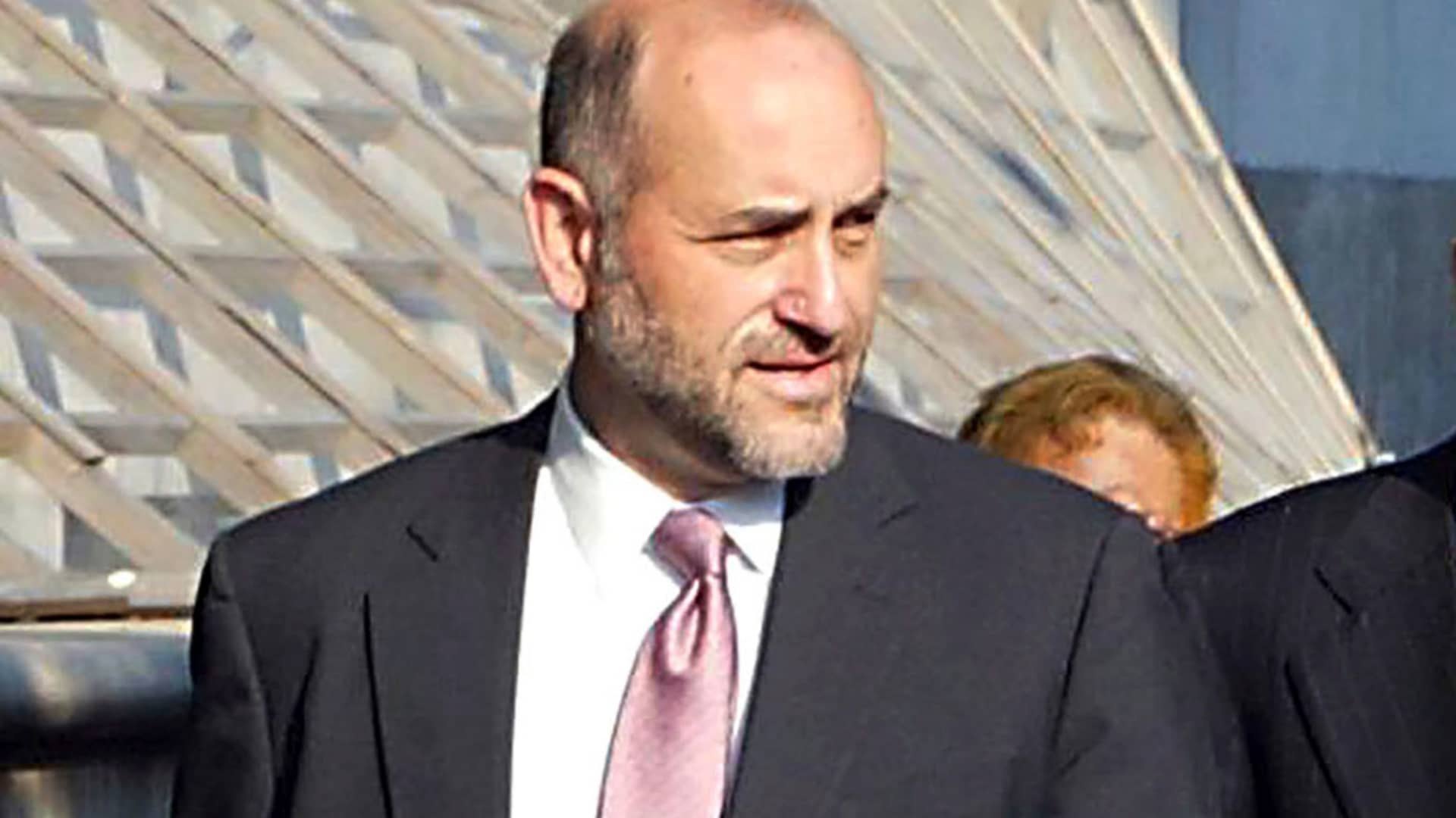 In this Aug. 12, 2002 file photo, attorney Mark Pomerantz arrives at Federal Court in New York. New York prosecutors, including recently hired former mafia prosecutor Mark Pomerantz, have met for an eighth time with former Donald Trump attorney Michael Cohen as part of a criminal investigation of the former president's finances.