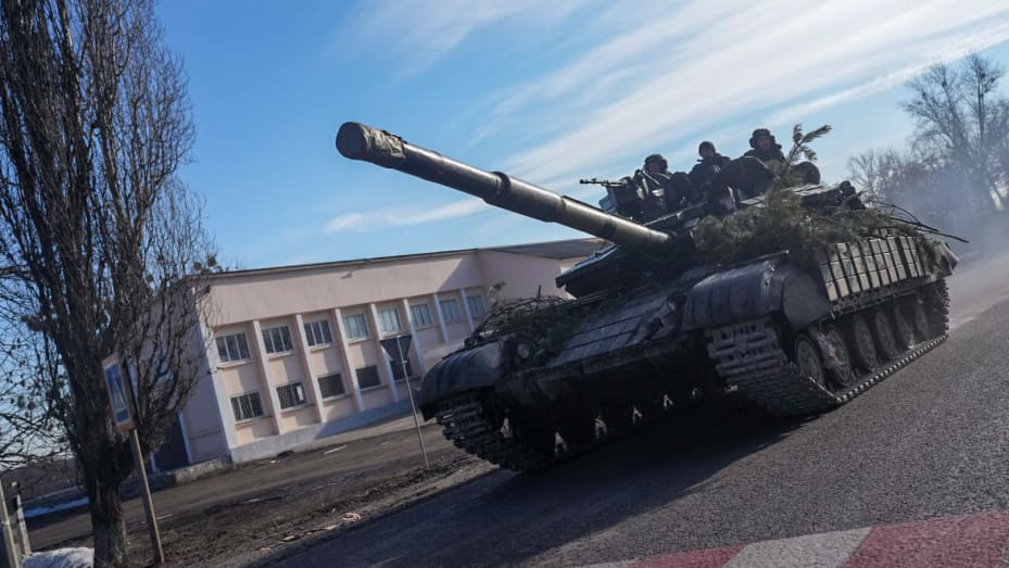 CHUHUIV, UCRÂNIA - 24 DE FEVEREIRO: Um tanque de forças ucranianas se move após a operação militar da Rússia em 24 de fevereiro de 2022, na cidade de Chuhuiv, Kharkiv Oblast, Ucrânia.