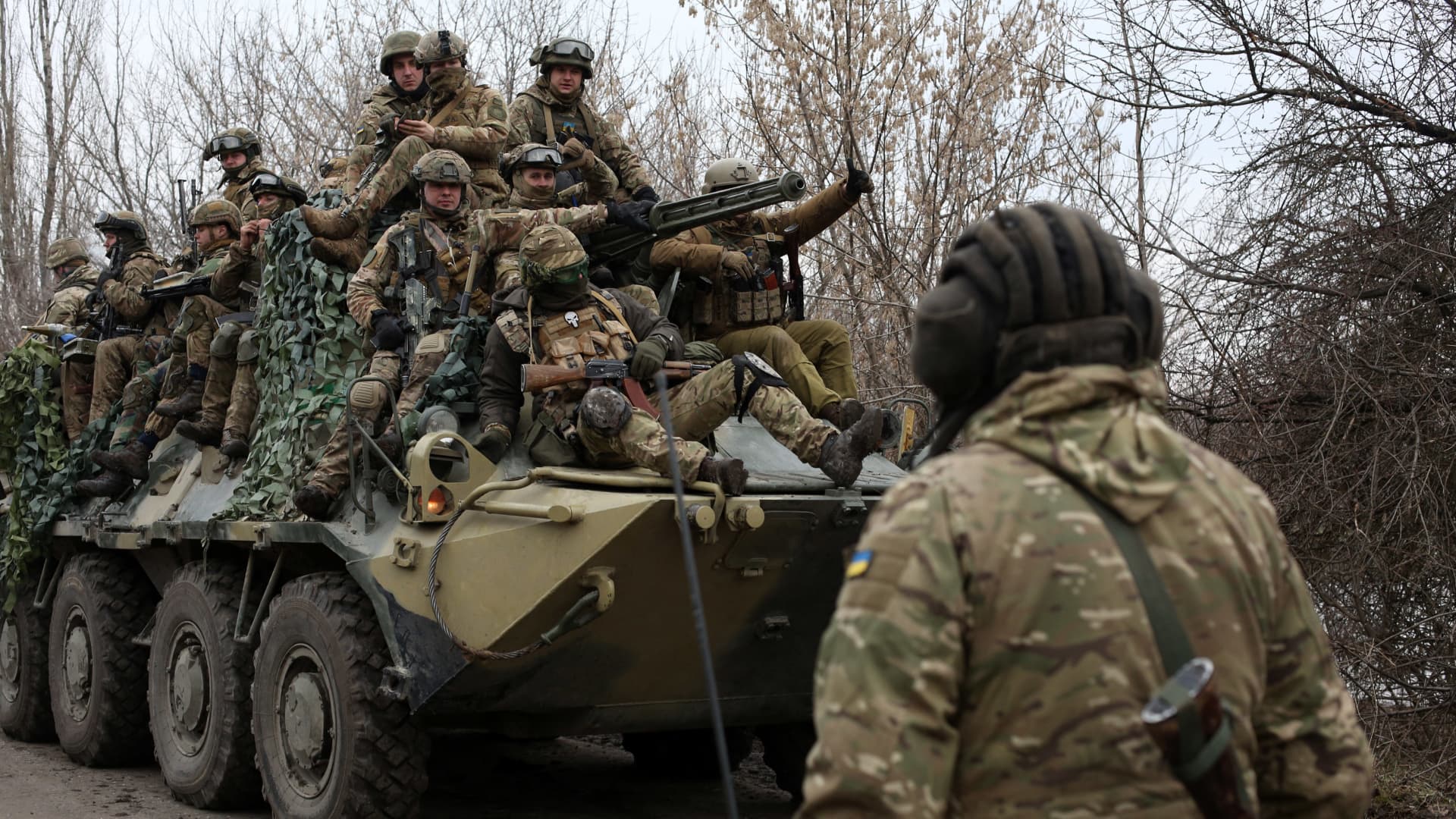 Ukrainian servicemen get ready to repel an attack in Ukraine's Lugansk region on February 24, 2022.