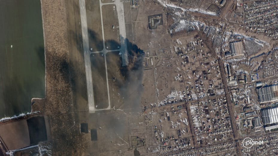 Imaginile din satelit arată un pană întunecat de fum care se ridică din Baza Aeriană Chuhuiv în afara Harkivului, Ucraina, pe 24 februarie 2022.