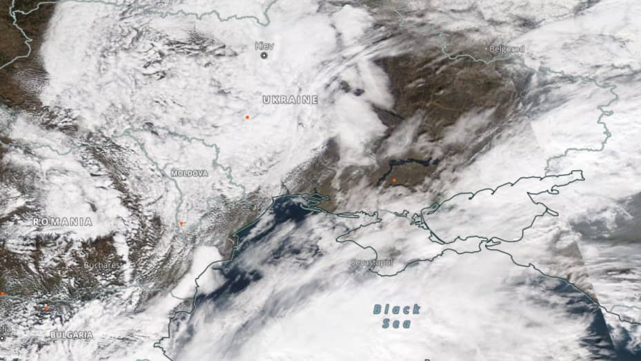Imaginile din satelit capturate pe 24 februarie 2022 arată acoperirea norilor peste o mare parte a Ucrainei.
