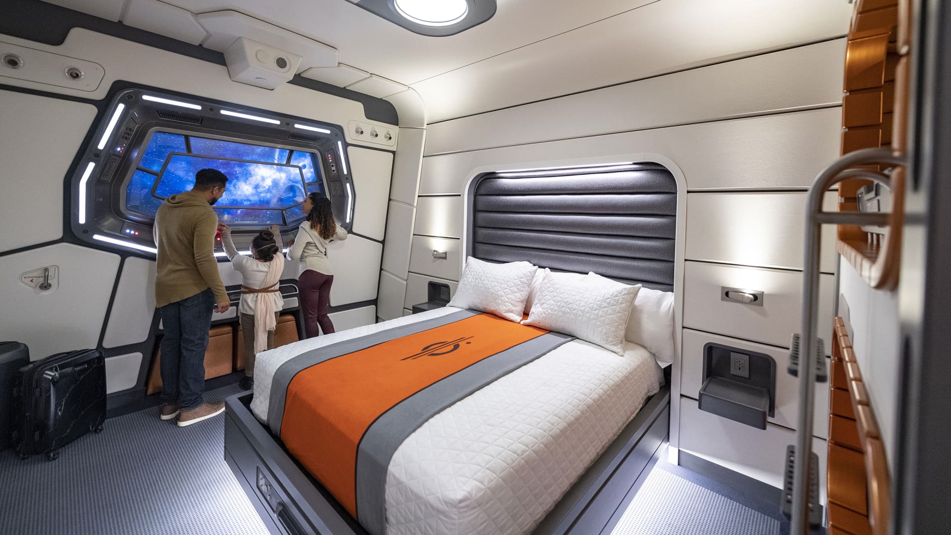 A standard cabin inside the Star Wars: Galactic Starcruiser experience.