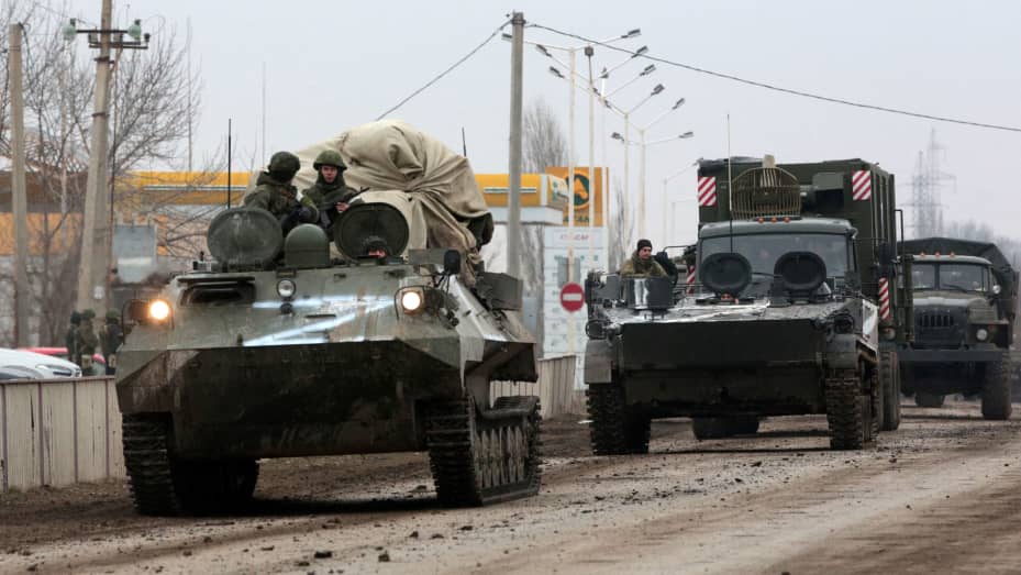 Los vehículos militares del ejército ruso se ven en Armyansk, Crimea, el 25 de febrero de 2022.