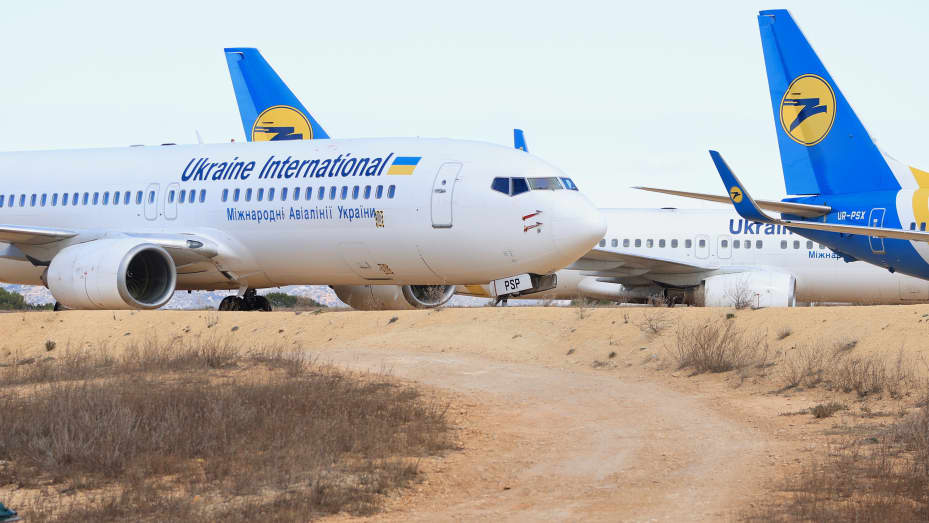 Uno de los cinco aviones Boeign 737-800 ucranianos que aterrizaron ayer en el aeropuerto de Castellón ante la situación política en Ucrania y Rusia, el 15 de febrero de 2022 en Castellón, Comunidad Valenciana
