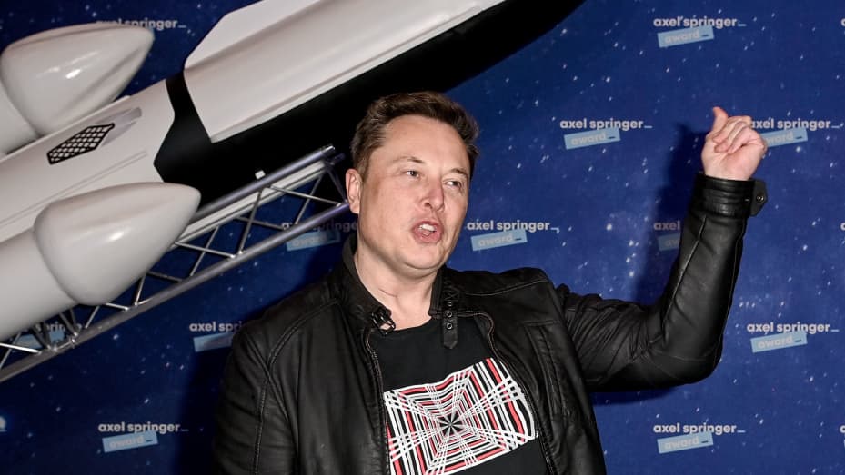 El fundador y CEO de SpaceX, Elon Musk, hace un gesto cuando llega a la alfombra roja para la ceremonia de los Premios Axel Springer en Berlín el 1 de diciembre de 2020.