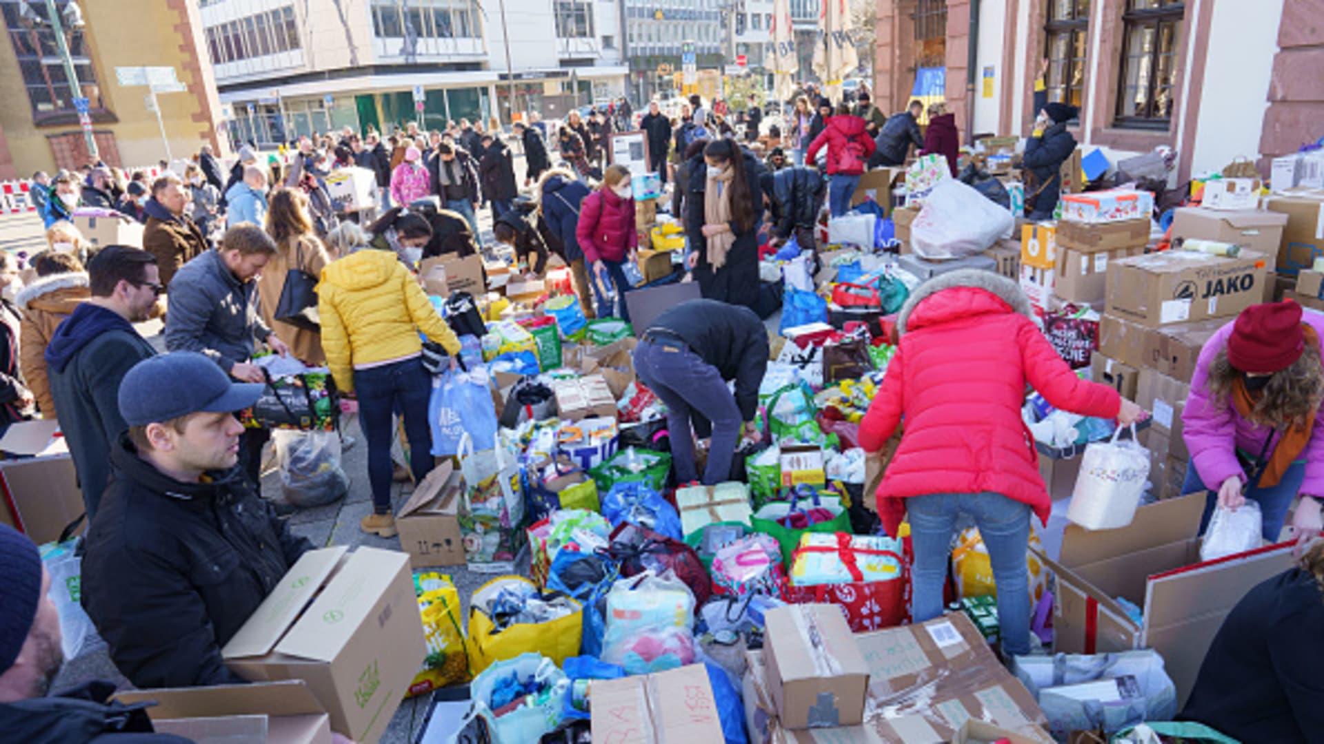 Donations in kind for Ukraine arrive in large quantities at an improvised collection point at the Hauptwache in downtown Frankfurt this afternoon.