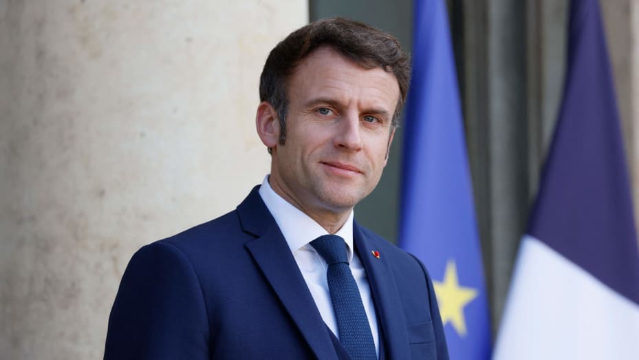 El presidente francés, Emmanuel Macron, mira antes de saludar al presidente de Georgia en el Palacio del Elíseo en París el 28 de febrero de 2022.