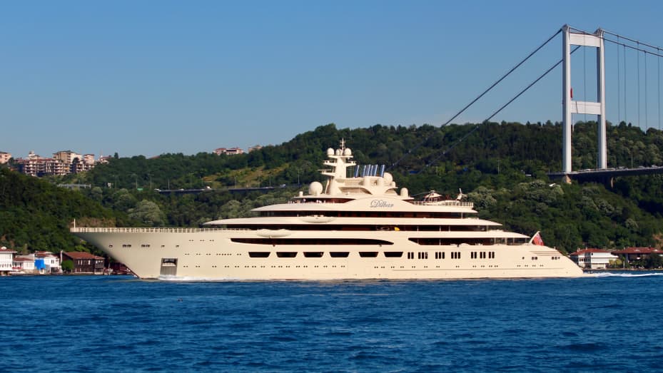 Southampton, Inglaterra, Reino Unido, Super Yacht Dilbar 15,917 tonos, propiedad del multimillonario ruso Alisher Usmanov, saliendo del puerto de Southampton.
