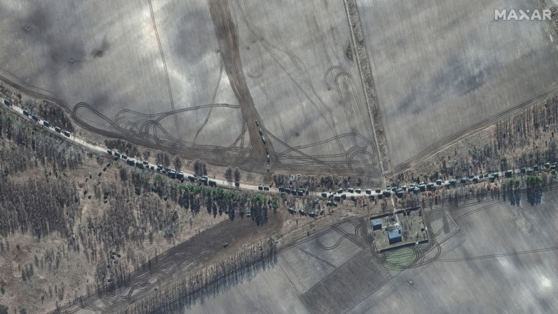 Maxar satellite imagery of southern end of large military convoy on the edge of Antonov Airport.