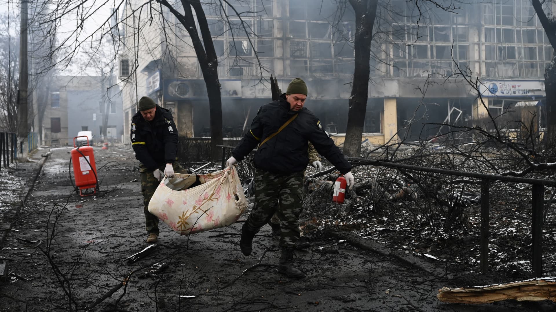 EDITORS NOTE: Graphic content / Police officers prepare to remove the bodies of passersby killed in yesterday's airstrike that hit Kyiv's main television tower in Kyiv on March 2, 2022.