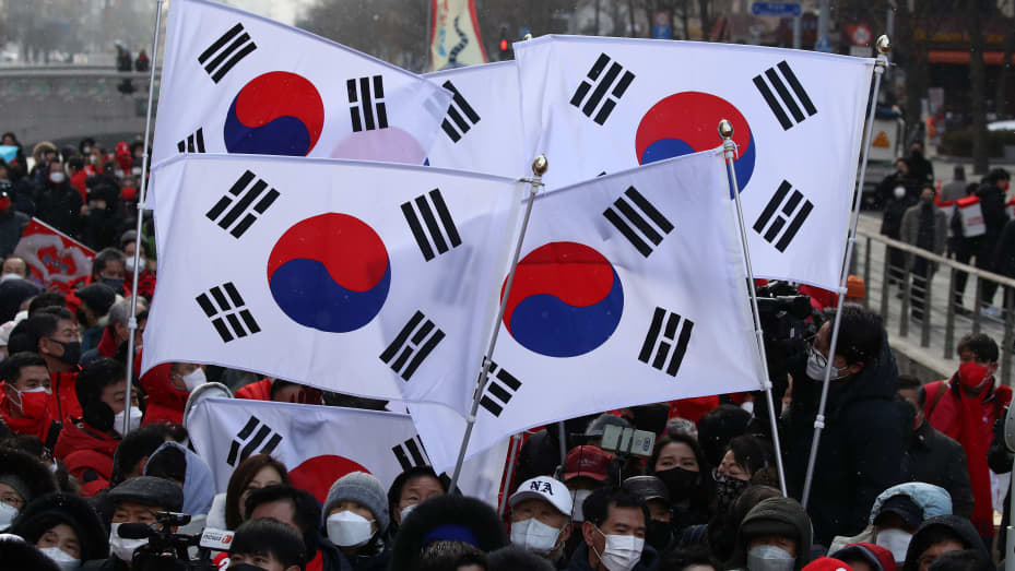 SEOUL, SOUTH KOREA - FEBRUARY 15: Supporters await the arrival of presidential candidate Yoon Suk-yeol of the main opposition People Power Party during during a presidential election campaign on February 15, 2022 in Seoul, South Korea. Official presidenti