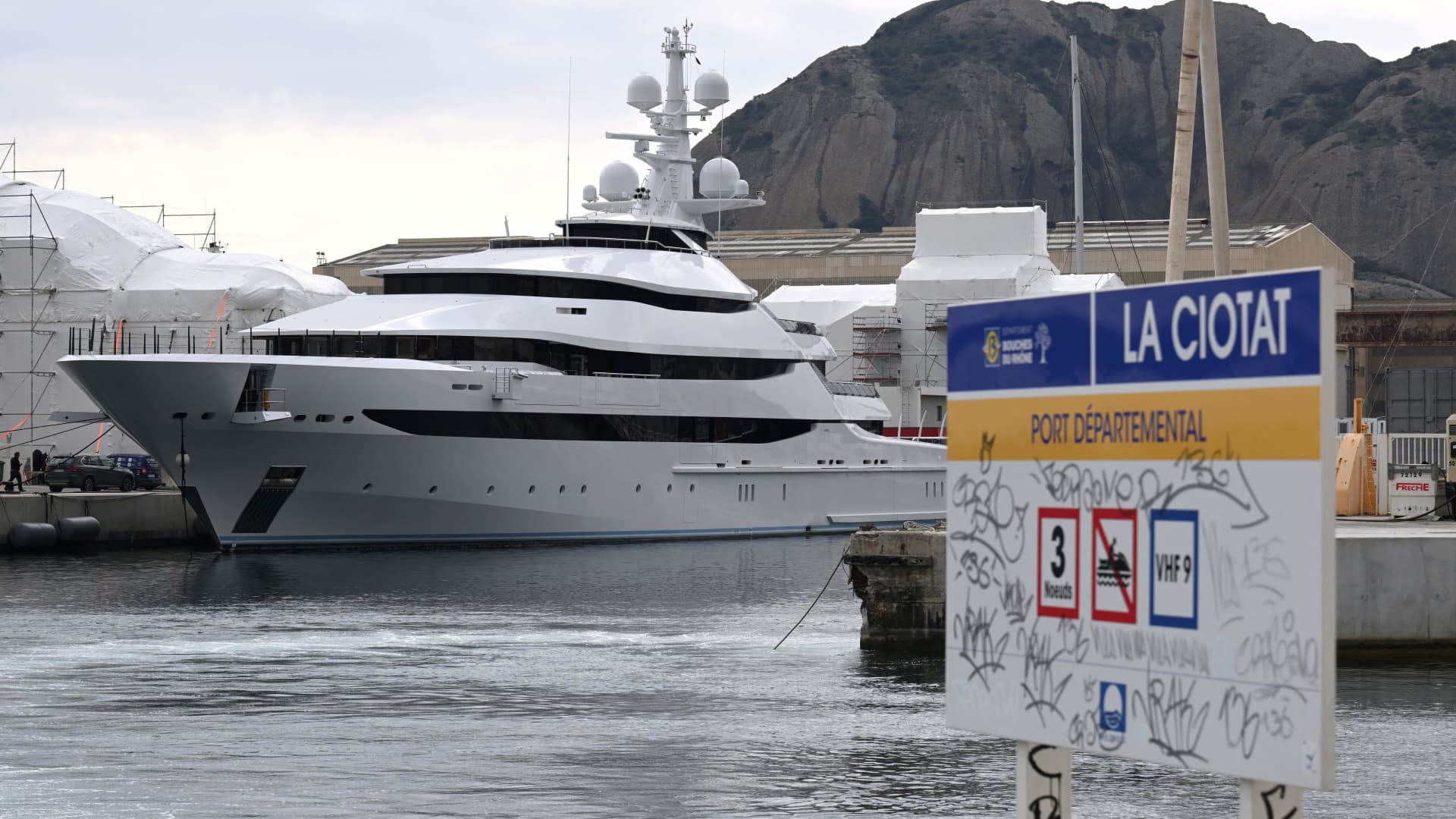 La France confisque un superyacht lié à Sechin.  appartenant à la Russie