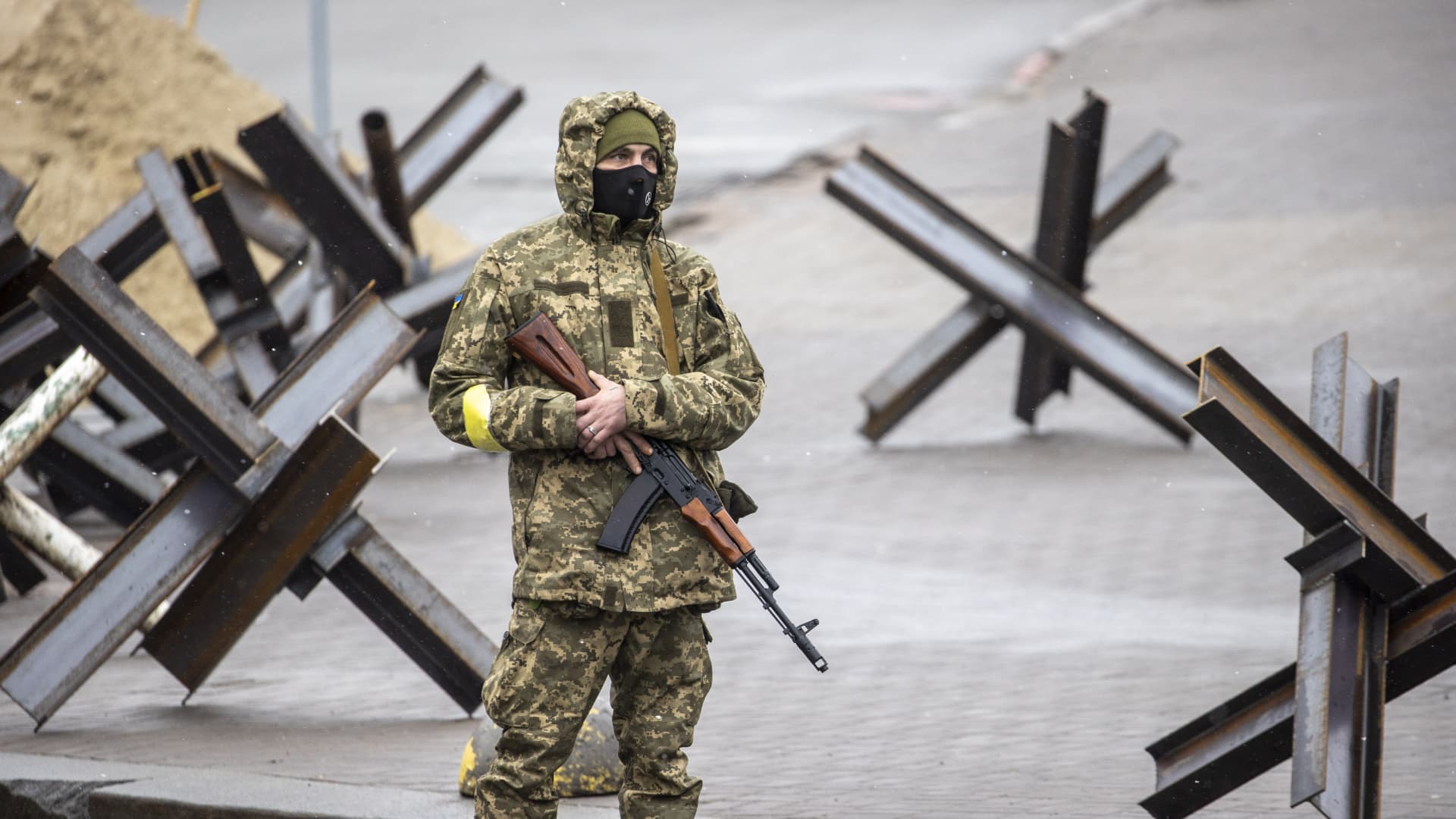 Ukrainian soldiers patrol in front of the Independence Monument during Russian attacks in Kyiv, Ukraine on March 03, 2022.