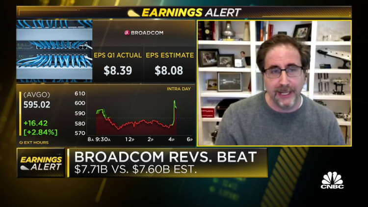 Broadcom revenues look pretty good, says Stacy Rasgon