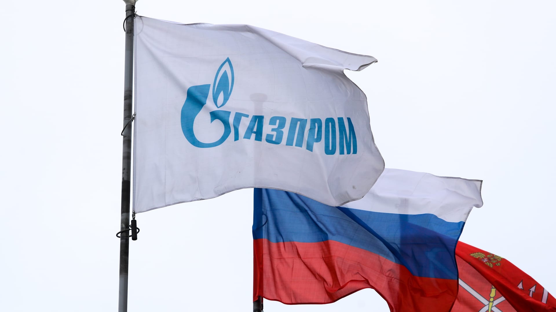 03 March 2022, Russia, St. Petersburg: A flag with the Gazprom logo flies at a branch of the Russian state-owned corporation in St. Petersburg.
