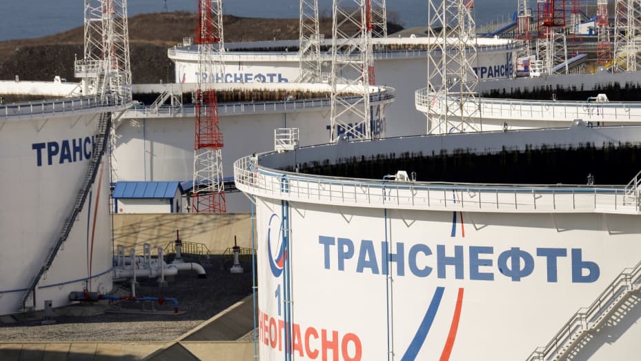 Una vista general de los tanques de petróleo en el puerto de Transneft-Kozmino, cerca de la ciudad de Nakhodka, en el lejano oriente de Rusia.