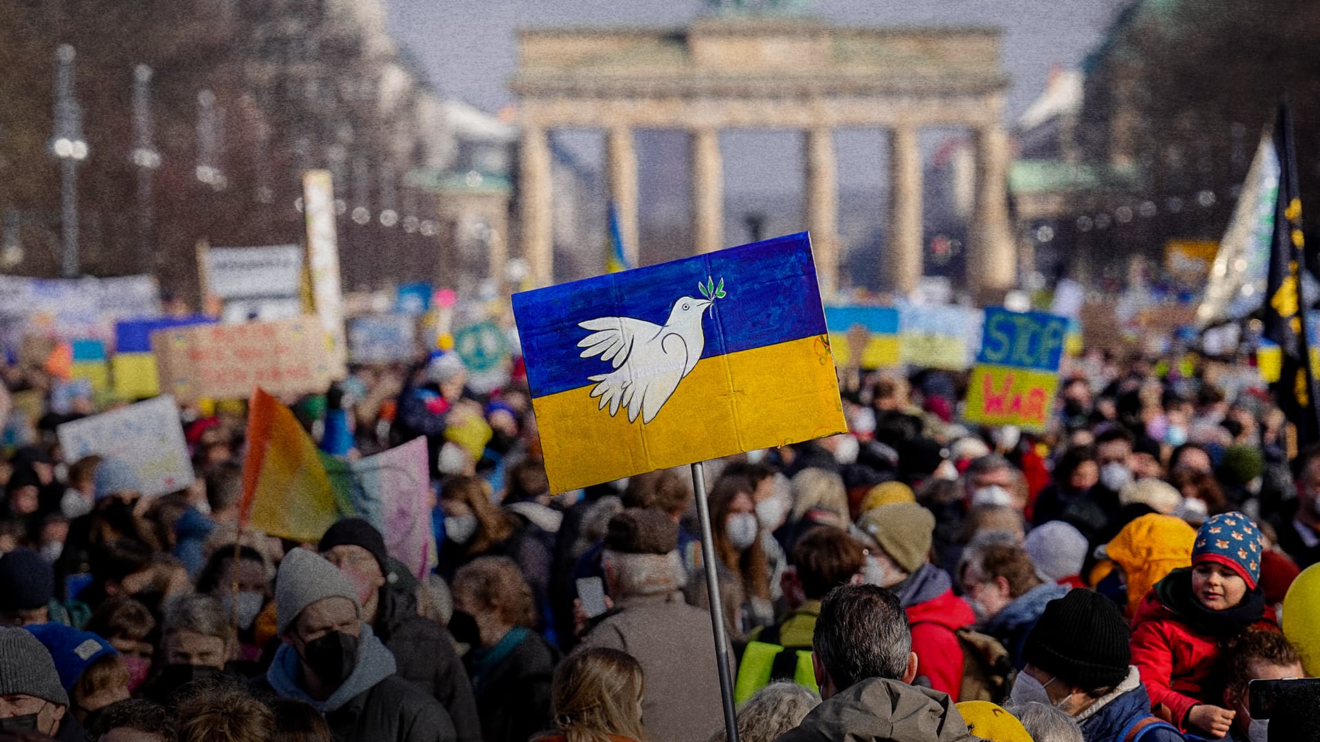 Demonstrators protest against the war in Ukraine in front of the Brandenburg Gate.