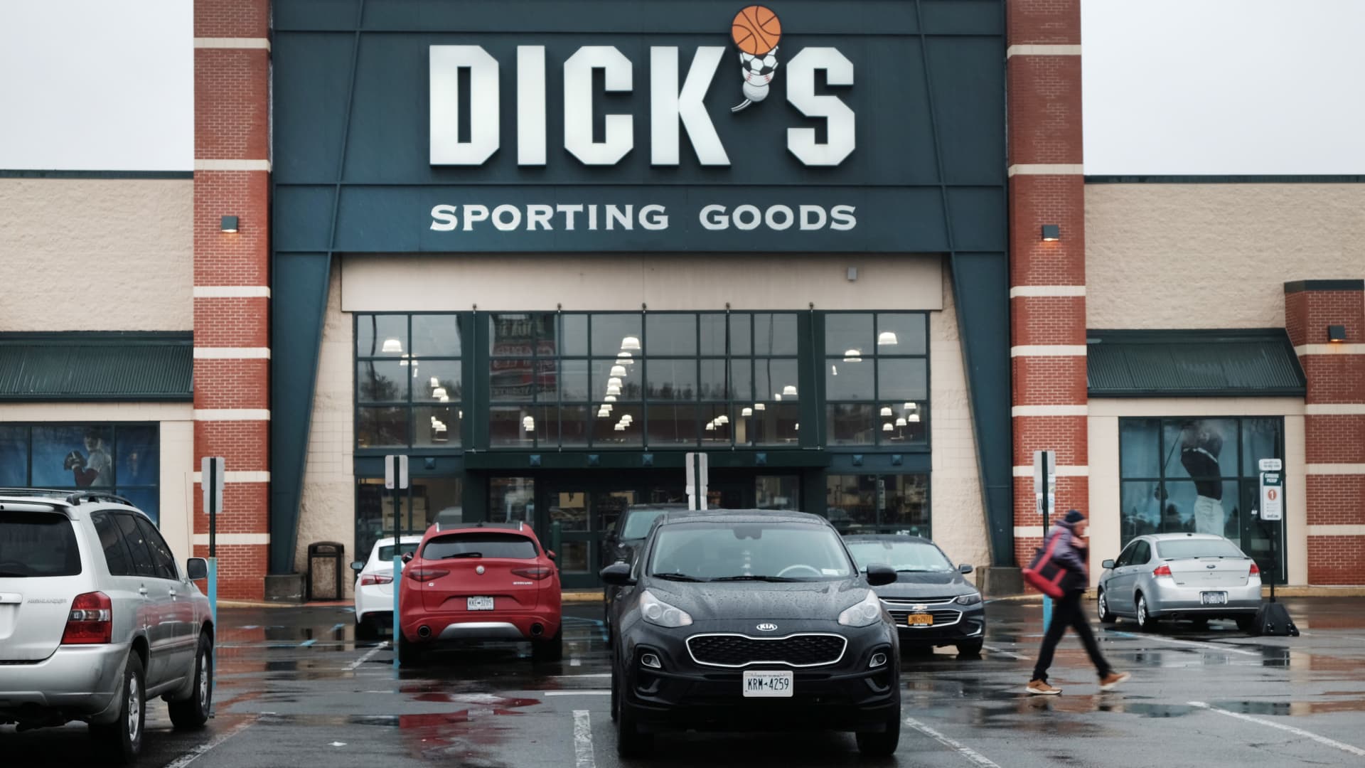 Why Dick's Sporting Goods succeeded where Sports Authority failed