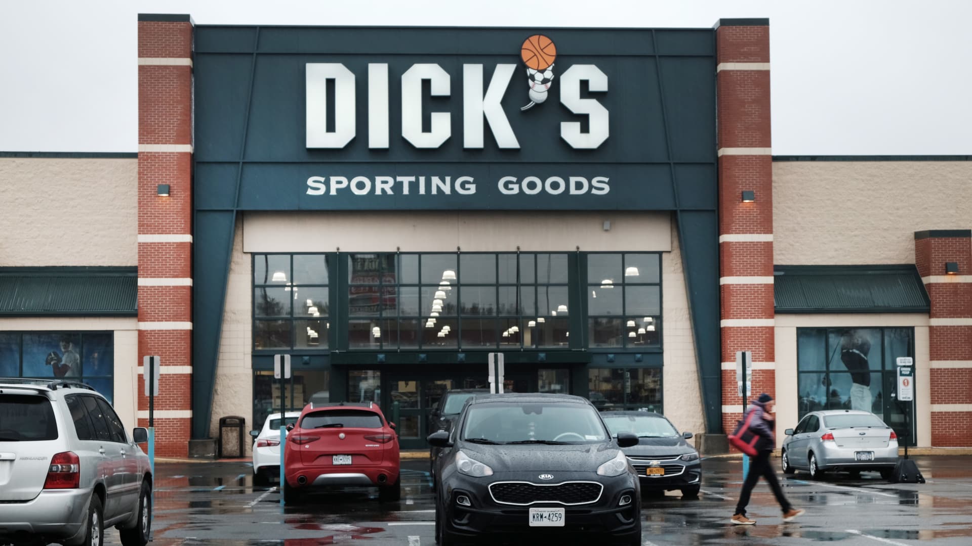 Dick’s Sporting Goods cuts outlook for the year, joining broader retail trend
