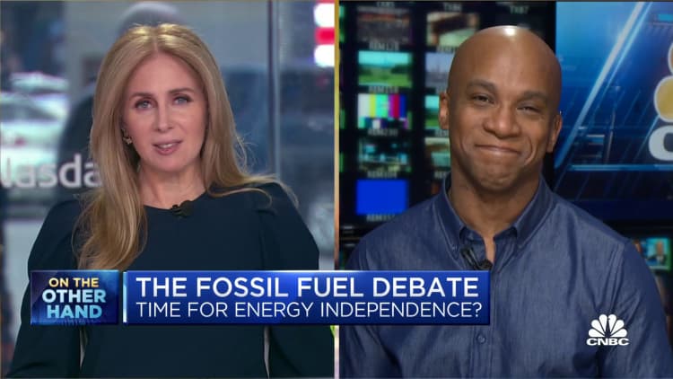 Should the U.S. be less dependent on fossil fuels? Here are both sides of the argument