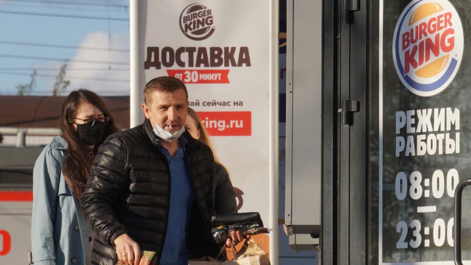 A man holds meals from the Burger King restarurant on May, 15, 2020 in Dedovsk, Russia.