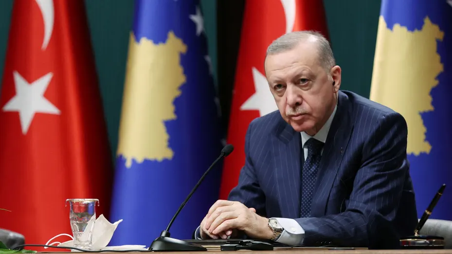El presidente turco, Tayyip Erdogan, asiste a una conferencia de prensa conjunta con el presidente de Kosovo, Vjosa Osmani (no aparece en la foto), en Ankara, Turquía, el 1 de marzo de 2022.