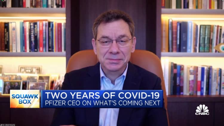 Le PDG de Pfizer, Albert Bourla, sur le besoin d'une quatrième dose de vaccin Covid, d'un «panvaccin» et plus