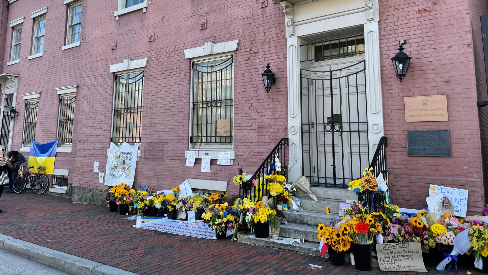Notes and flowers are left outside the Ukraine Embassy in Washington D.C. 
